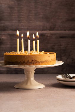 Doğum günü pastası yanan mumlar, kırsal ahşap arka plan, kopyalama alanı. Yüksek kalite fotoğraf