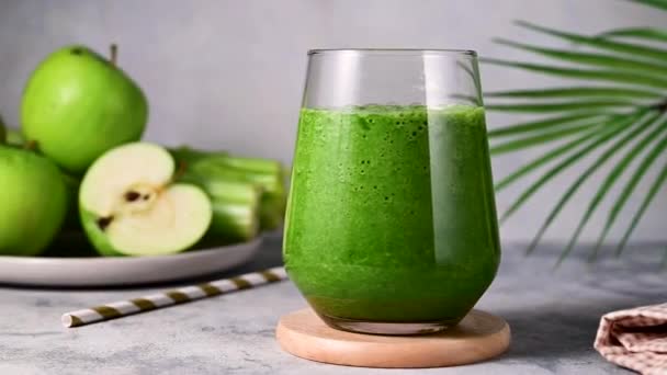 Fresh Green Smoothie Apple Banana Celery Spinach Detox Smoothie Shake — Stockvideo