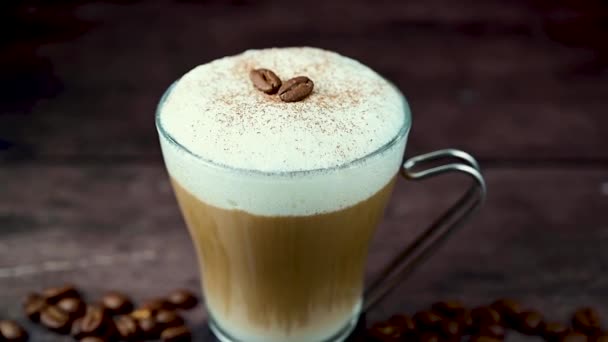 Café Bebida Quente Com Espuma Leite Copo Vidro Sobre Fundo — Vídeo de Stock