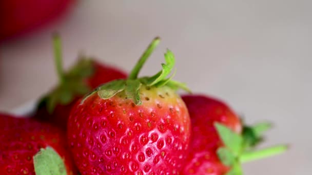 Macro Stroberi Berry Segar Dalam Mangkuk Buah Musim Panas — Stok Video