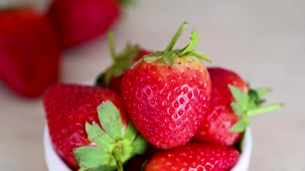 Makro Erdbeere Frische Beeren Schüssel Sommerfrüchte — Stockvideo