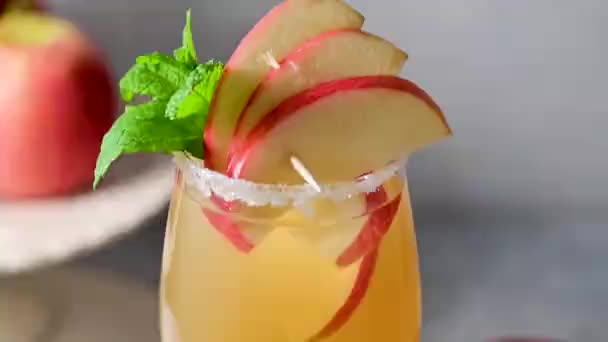 Bebida Cóctel Manzana Con Manzanas Rojas Frescas Bebida Refrescante Verano — Vídeo de stock