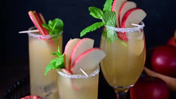 Bebidas Cóctel Manzana Primer Plano Con Manzanas Rojas Frescas — Vídeo de stock