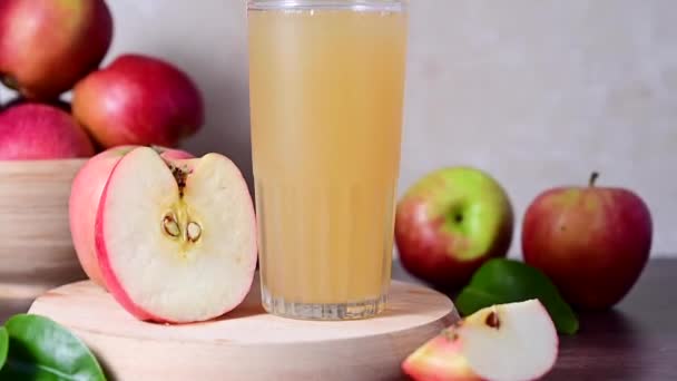 アップルジュースグラスと新鮮な赤リンゴ 健康飲料 — ストック動画