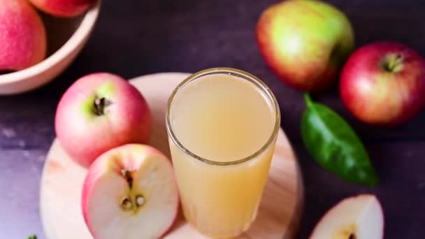 苹果汁杯和新鲜的红苹果 健康饮料 — 图库视频影像