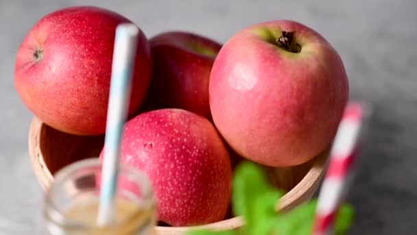 Jablečný Džus Skleněných Lahvích Papírové Slámě Čerstvá Červená Jablka Zdravý — Stock video