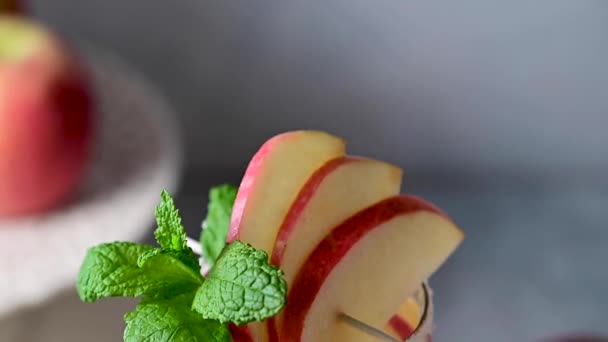 Ποτό Κοκτέιλ Μήλου Φρέσκα Κόκκινα Μήλα Καλοκαιρινό Δροσιστικό Ποτό — Αρχείο Βίντεο