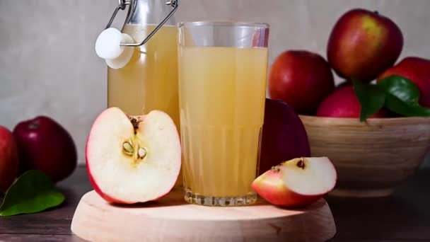 一杯苹果汁和新鲜的红苹果 健康饮料 — 图库视频影像