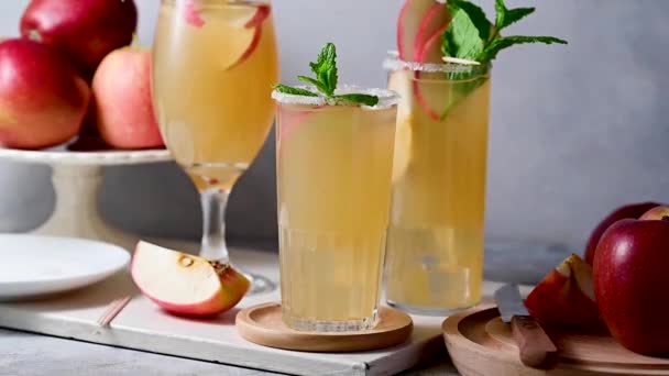 苹果酒 鸡尾酒配新鲜红苹果 夏天清爽的饮料 — 图库视频影像