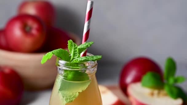 苹果汁在玻璃瓶和纸稻草中 新鲜的红苹果 健康的饮料 — 图库视频影像