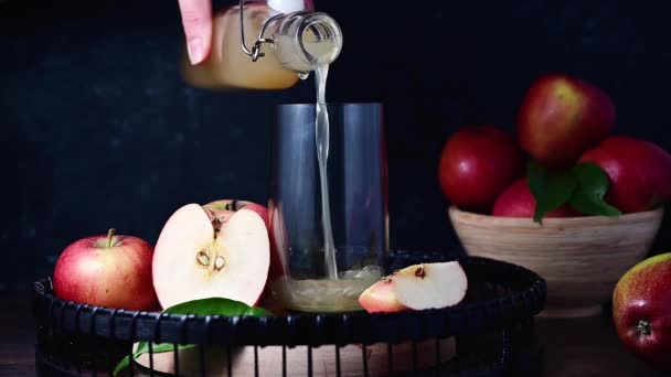 苹果汁 在杯子里倒入新鲜的苹果汁 配上新鲜的红苹果 黑暗背景 — 图库视频影像
