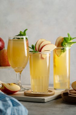 Elma şarabı kokteylleri taze kırmızı elmalarla içilir.. 