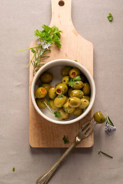 Zöld Olajbogyó Egy Tálban Finom Pácolt Olajbogyó Mediterrán Élelmiszerek — Stock Fotó