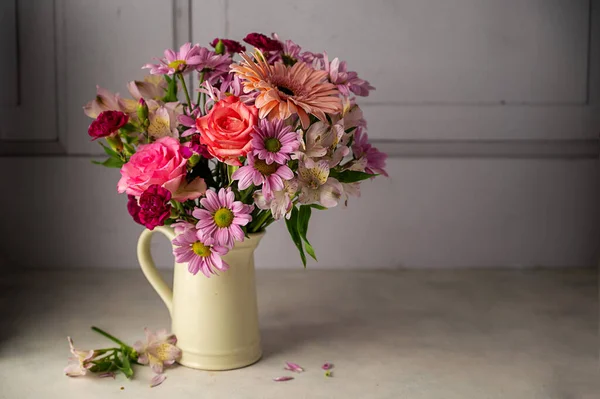 Güzel Taze Bahar Çiçekleri Vazoda Pembe Bir Buket Çiçek — Stok fotoğraf