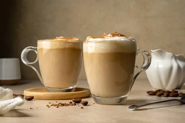 İki bardak kahve, sütlü latte ve tarçın..