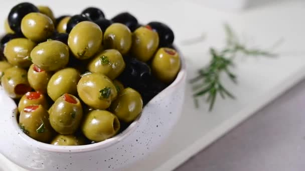 Черные Зеленые Оливки Миске Вкусные Маринованные Оливки Средиземноморская Кухня — стоковое видео