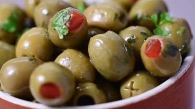 Seramik kasede makro yeşil zeytin. Yakından lezzetli zeytinler.