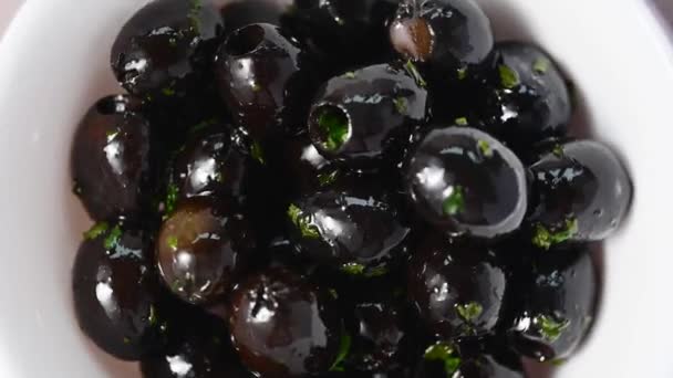 Aceitunas Negras Tazón Blanco Deliciosas Aceitunas Marinadas Comida Bocadillos — Vídeos de Stock