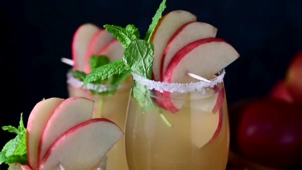 三杯苹果酒或苹果汁加红苹果的鸡尾酒杯 — 图库视频影像