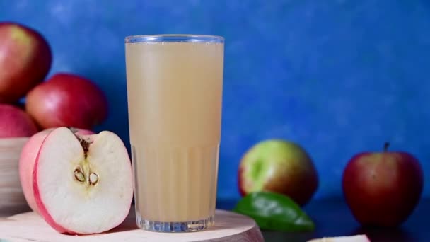 苹果果汁 带有新鲜的红苹果 蓝色充满活力的背景 — 图库视频影像