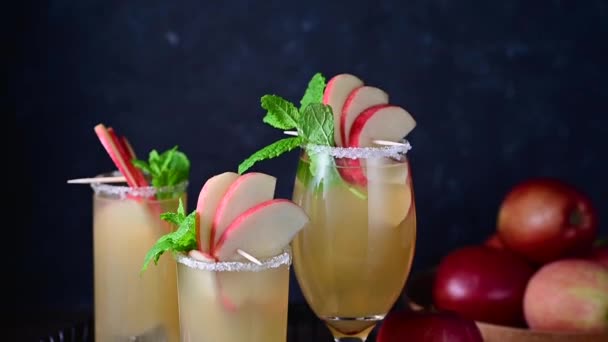 三杯苹果酒或苹果汁加红苹果的鸡尾酒杯 — 图库视频影像