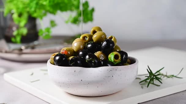 Olívaolaj Öntése Zöld Fekete Olajbogyóra Egy Tálban — Stock videók
