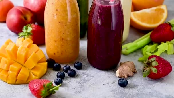 Bunte Frucht Smoothies Flaschen Mit Strohhalmen Gesunde Entgiftungsgetränke — Stockvideo