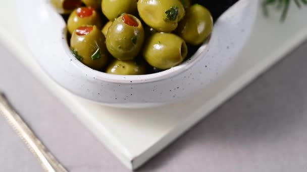 把黑橄榄和绿橄榄放在一个碗里 美味的 腌制的橄榄地中海食物 — 图库视频影像