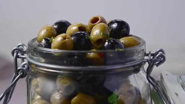 Черные Зеленые Оливки Стеклянной Банке Вкусные Маринованные Оливки Средиземноморская Кухня — стоковое видео