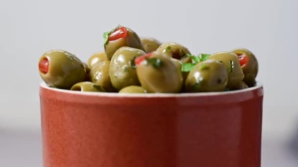 Olives Vertes Remplies Dans Bol Céramique Gros Plan Olives Délicieuses — Video