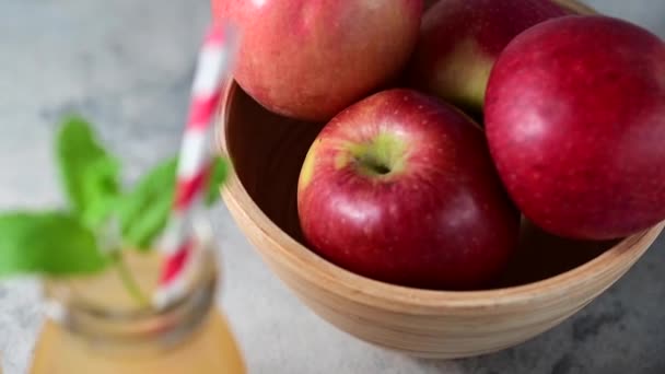 Jablečný Džus Nápojových Skleněných Lahvích Čerstvou Mátou Červenými Jablky — Stock video