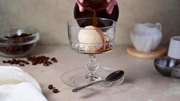 Cam Kasede Dondurma Kepçesine Espresso Kahvesi Dökmek Afogato Talyan Tatlısıdır — Stok video