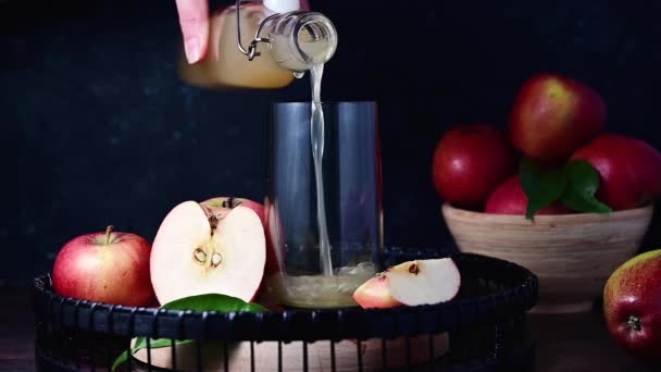 Bardağa Elma Suyu Sağlıklı Yiyecekler Vitaminler Ferahlatıcı Içecekler — Stok video