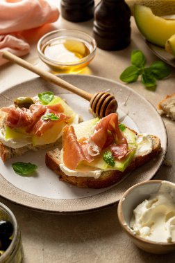 Prosciutto tostlu kavun fesleğen ve bal. Antipasti atıştırmalığı