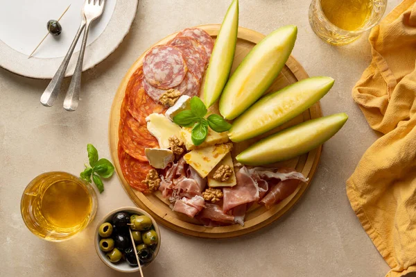 Charcuterie Gourmet Antipasti Plater Käse Salami Prosciutto Melone Board Ansicht — Stockfoto