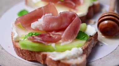 Prosciutto tostlu kavun fesleğen ve bal. Antipasti atıştırmalığı