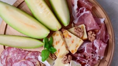 Charcuterie gurme antipasti tabağı peynir, salam, prosciutto, kavun tabağı