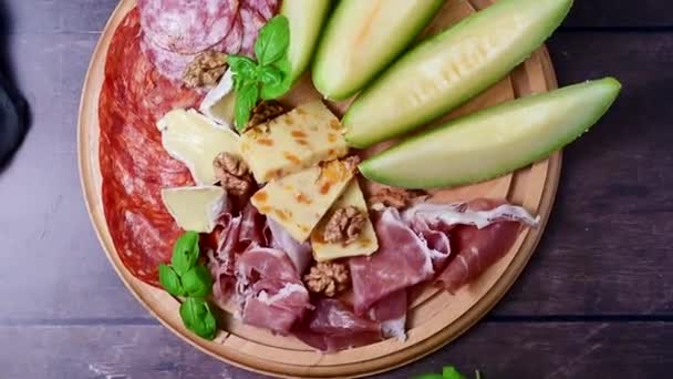 Charcuterie Gourmet Antipasti Plater Kaas Salami Prosciutto Meloen Aan Boord — Stockvideo