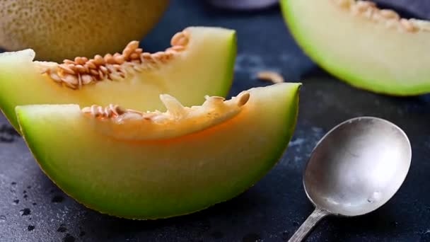 Cantaloupe Cantaloupe Plasterek Owoców Melona Ciemnym Tle — Wideo stockowe