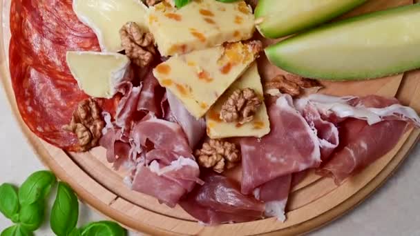 Charcuterie Gourmet Antipasti Plater Cheese Σαλάμι Προσούτο Πεπόνι — Αρχείο Βίντεο