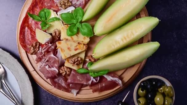 Charcuterie Gourmet Antipasti Plater Kaas Salami Prosciutto Meloen Aan Boord — Stockvideo