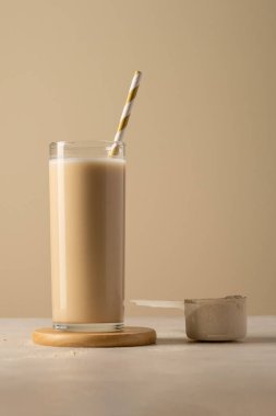 Protein tozu ve bardakta içecek. Metin için alanı kopyala