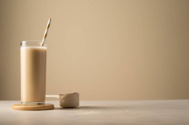 Protein tozu ve bardakta içecek. Metin için alanı kopyala