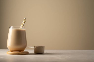 Protein tozu ve çikolata bir bardakta samanla içilir, boşluğu kopyala