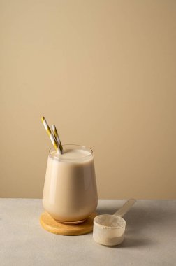 Sağlıklı çikolata protein içeceği ve protein tozu.