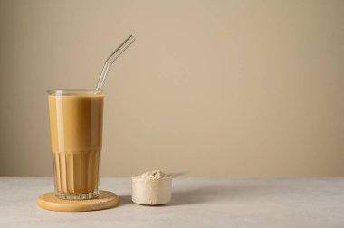 Protein tozu ve çikolata bir bardakta içilir, boşluğu kopyala