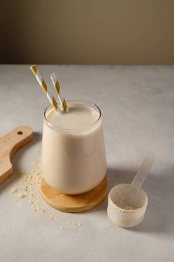 Sağlıklı çikolata protein karışımı saman ve protein tozu..