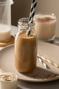 Protein çikolatası milkshake ya da kahve ferahlatıcı içecek, karamsar yaşam tarzı fotoğrafı..