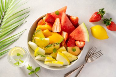 Yaz, taze meyve tabağı, karpuz, ananas, kavun ve çilek.. 