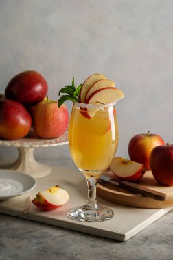 Elma şarabı kokteyli, taze kırmızı elmalı meyve suyu.. 